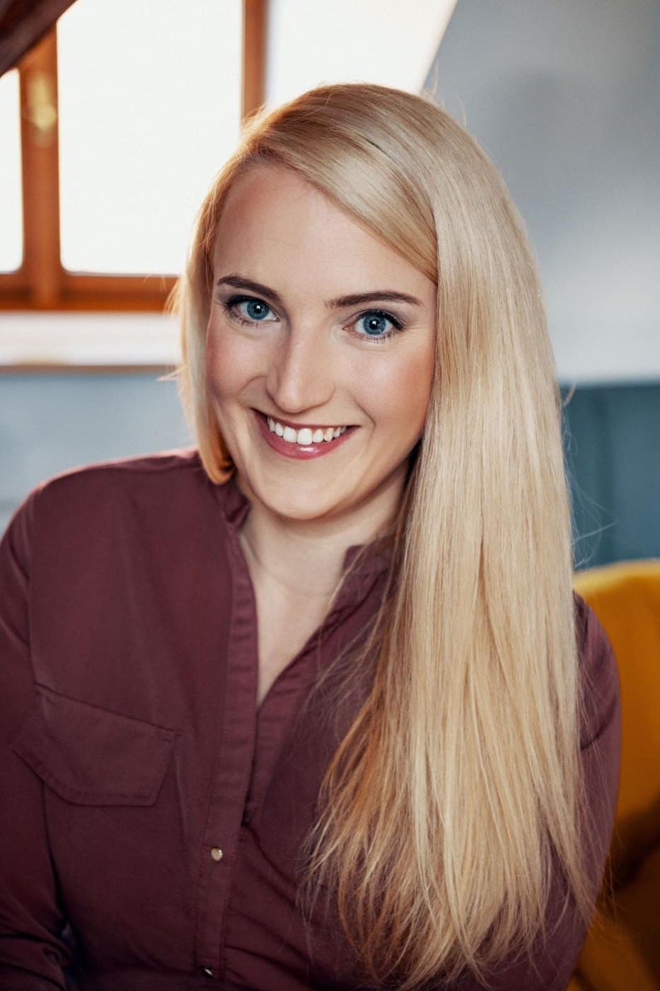 Michaela Topraková ve vínové košili