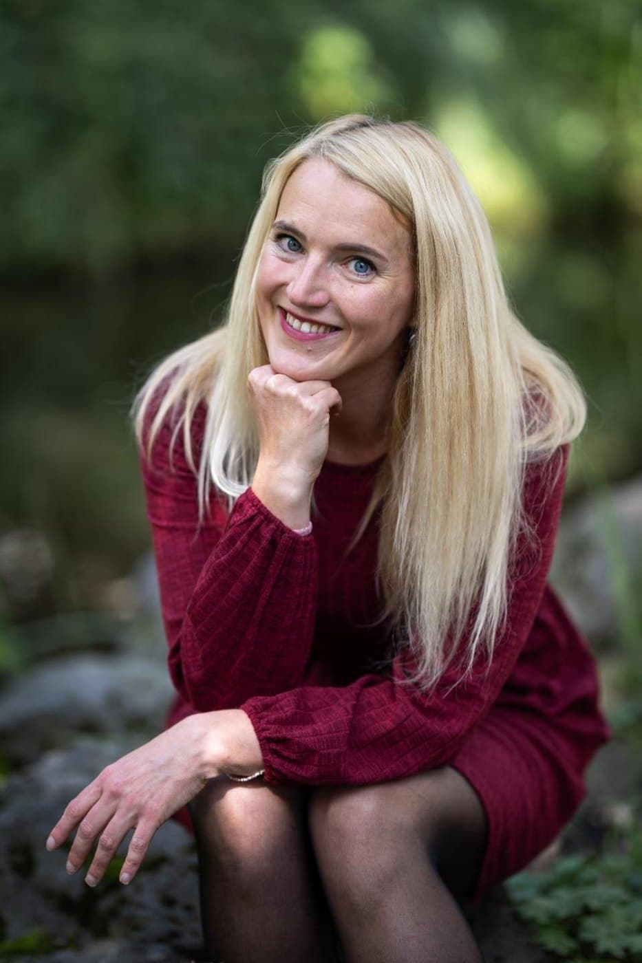 Michaela Topraková sedí a usmívá se