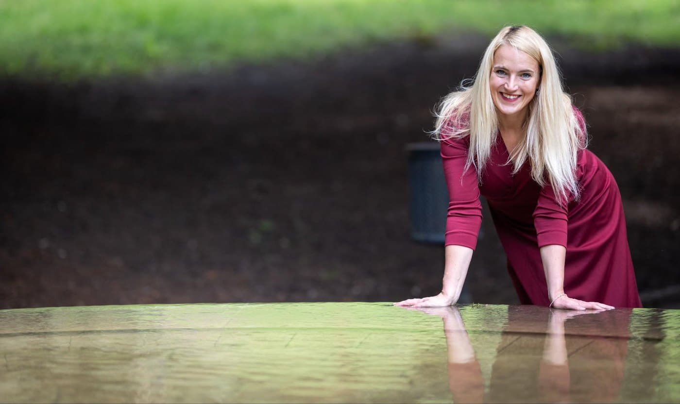Michaela Topraková u vodní hladiny